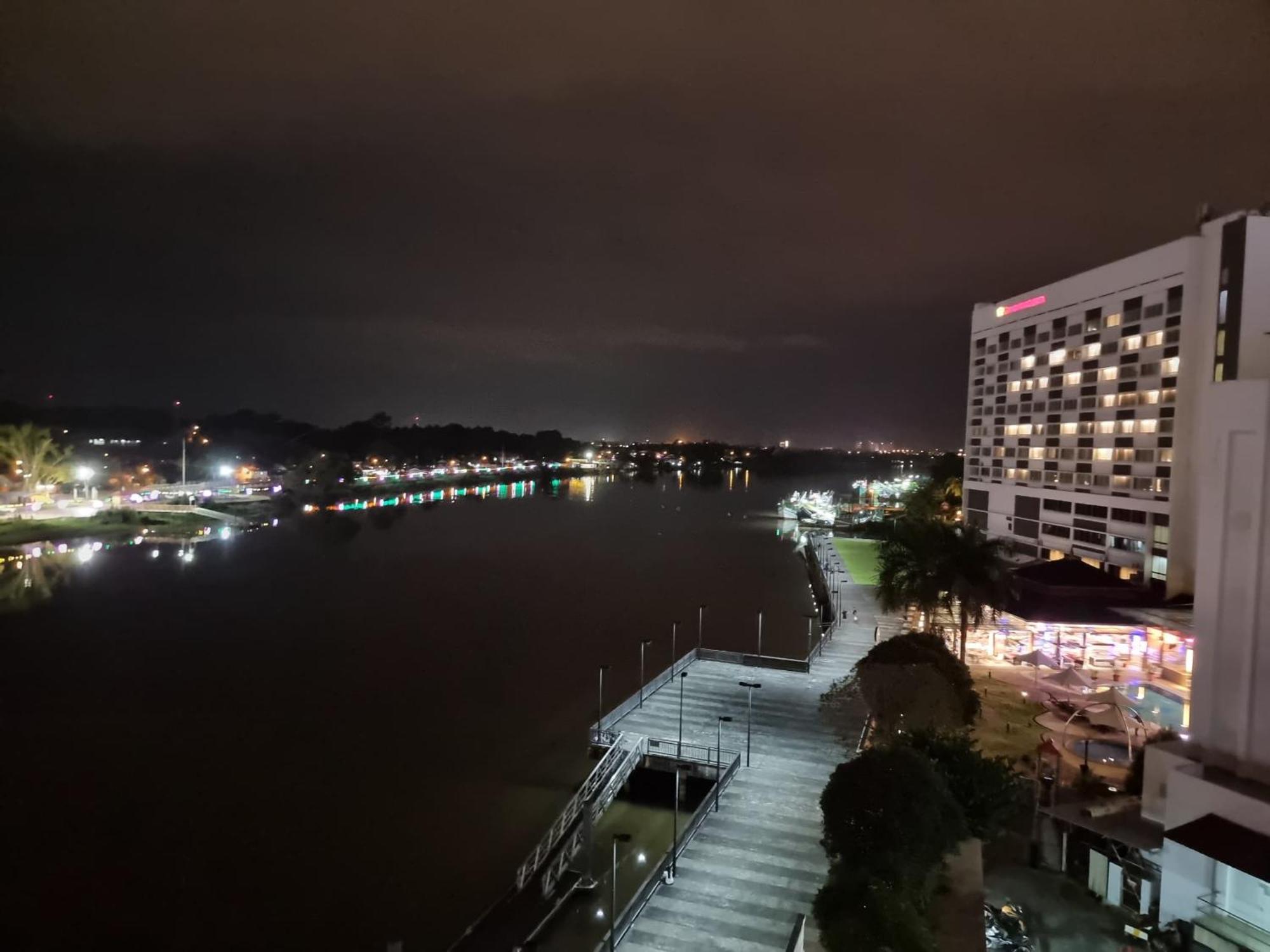 Cozzzy Hut Riverbank Suites Kuching With Spectacular River View ภายนอก รูปภาพ