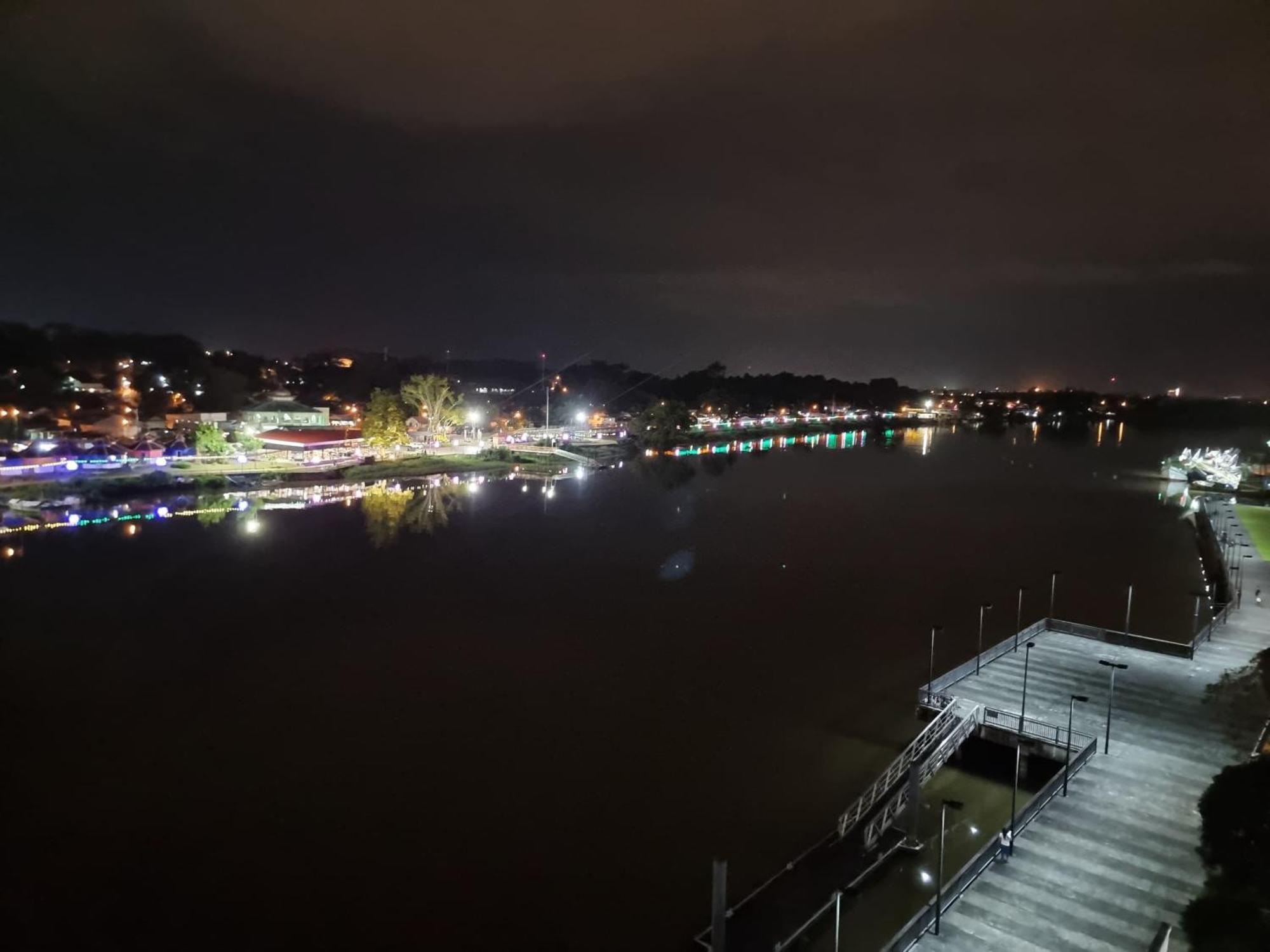 Cozzzy Hut Riverbank Suites Kuching With Spectacular River View ภายนอก รูปภาพ