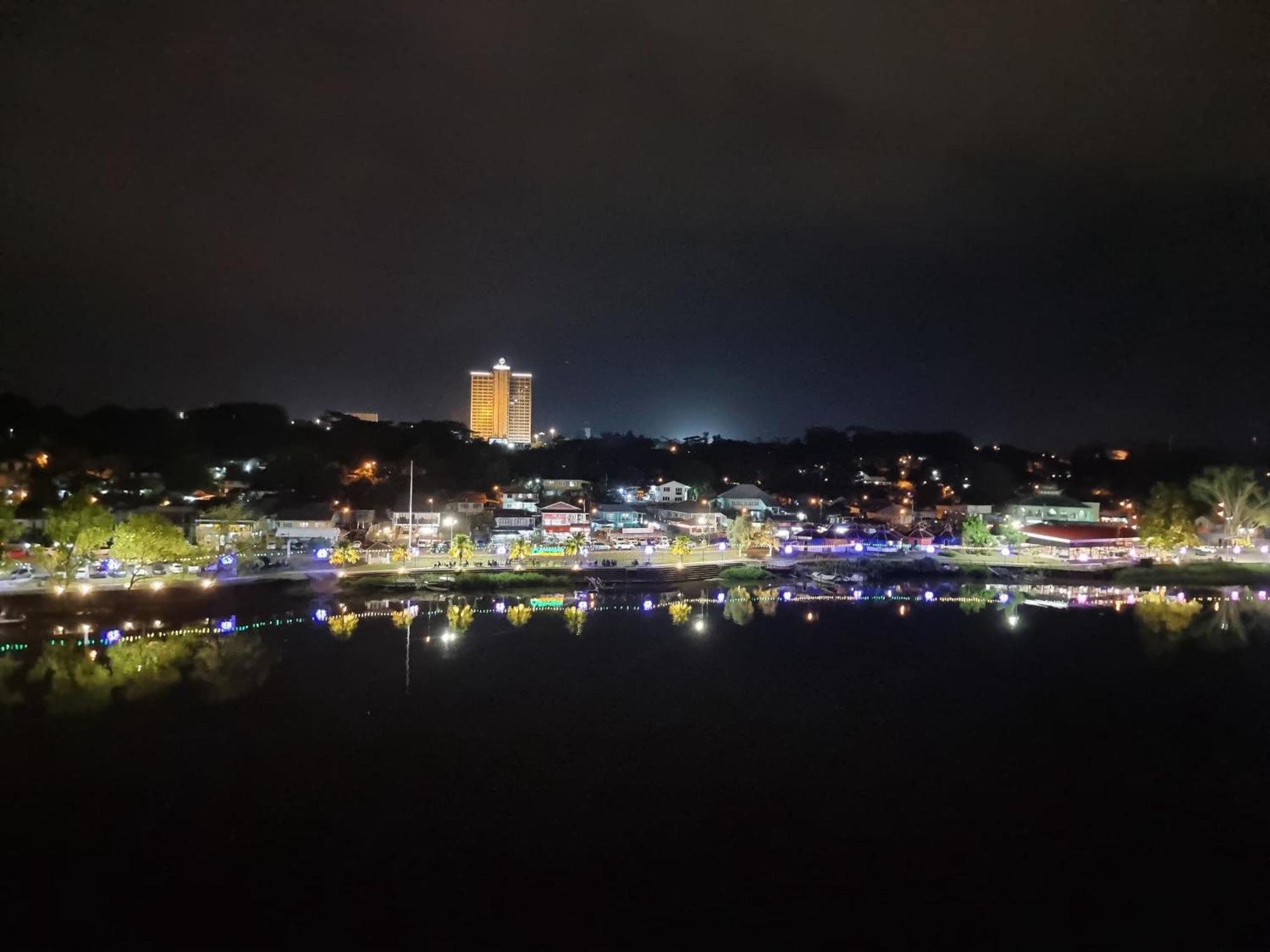 Cozzzy Hut Riverbank Suites Kuching With Spectacular River View ภายนอก รูปภาพ