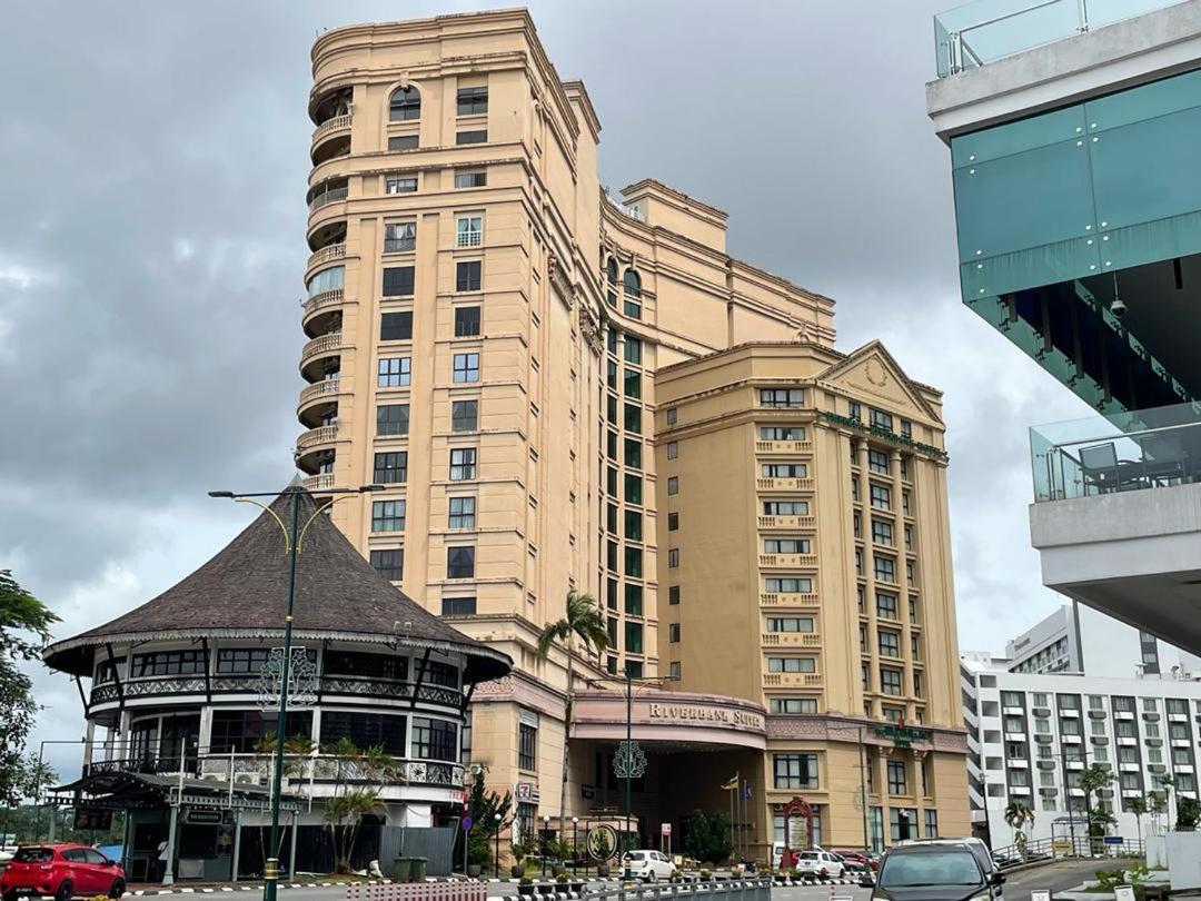 Cozzzy Hut Riverbank Suites Kuching With Spectacular River View ภายนอก รูปภาพ