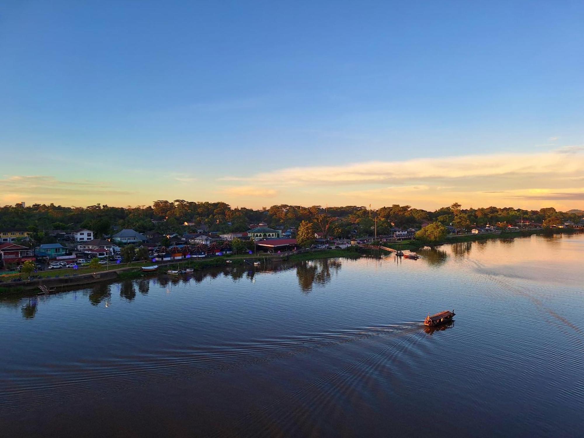 Cozzzy Hut Riverbank Suites Kuching With Spectacular River View ภายนอก รูปภาพ