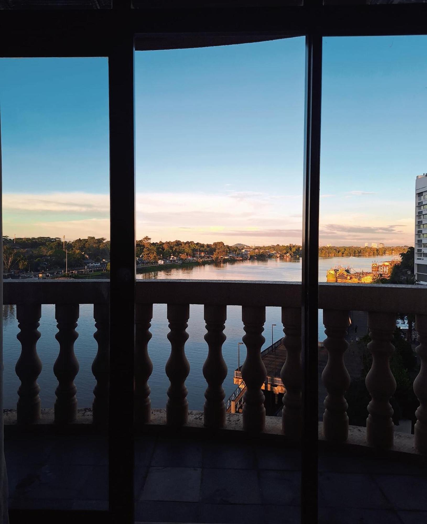 Cozzzy Hut Riverbank Suites Kuching With Spectacular River View ภายนอก รูปภาพ