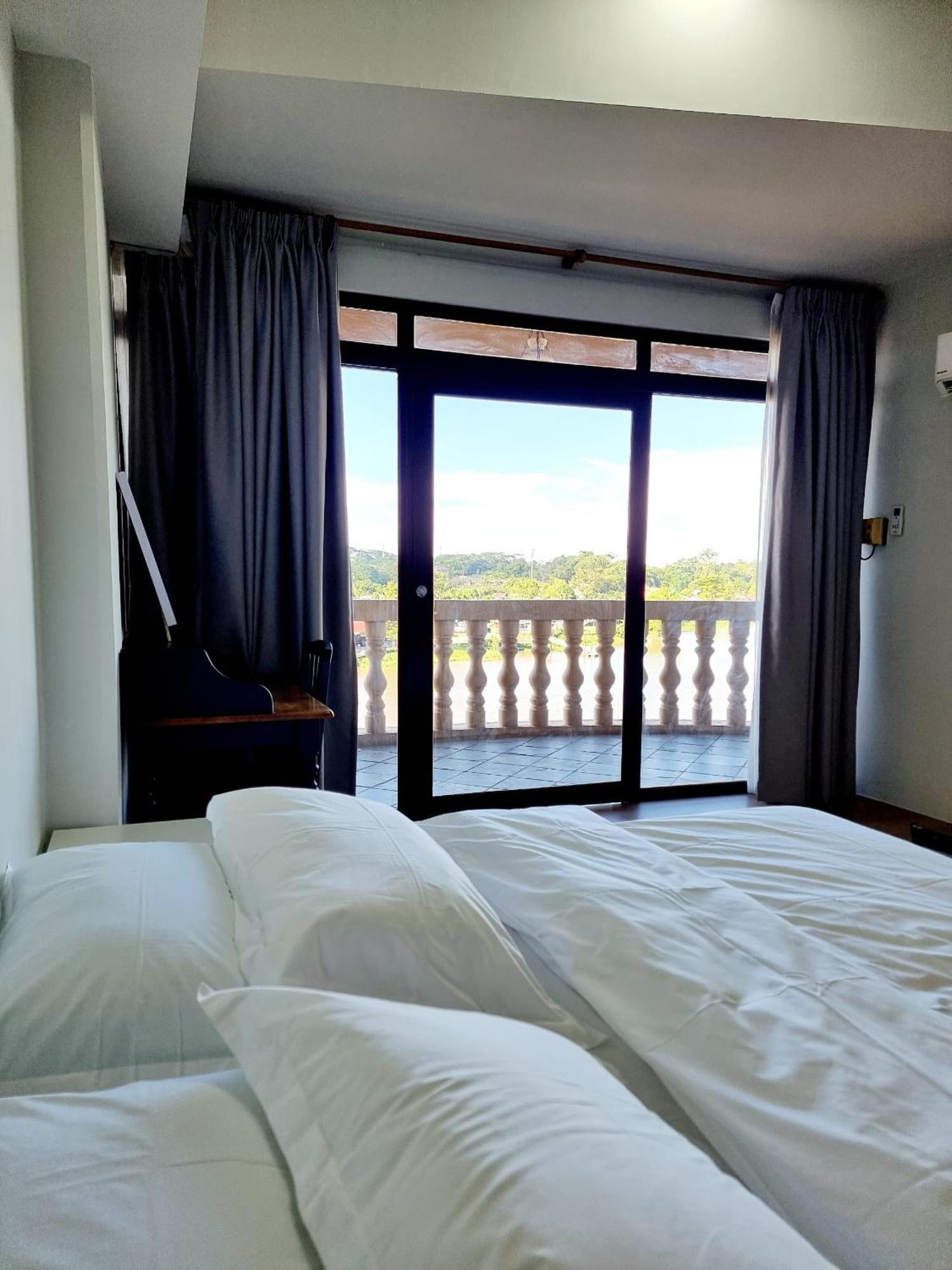 Cozzzy Hut Riverbank Suites Kuching With Spectacular River View ภายนอก รูปภาพ